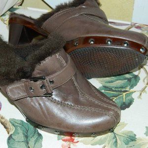 STUART WEITZMAN BROWN LEATHER STUDDED SHEARLING LINED CLOGS MULES SZ 8.5
